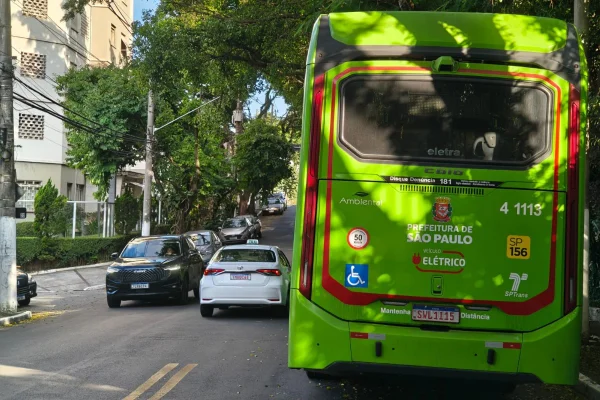Imagem mostra trânsito na Aclimação, em São Paulo - Metrópoles