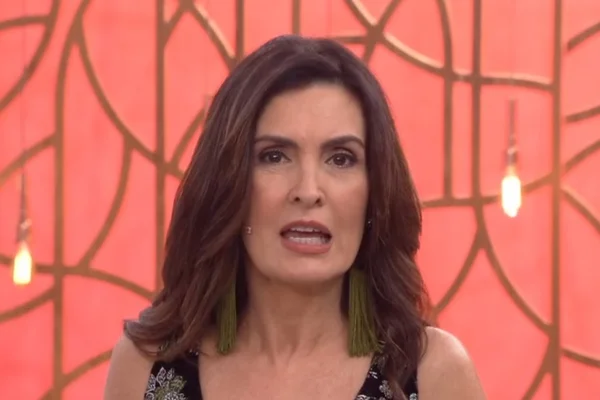 Fátima Bernardes mostra celular ao vivo e detalhe choca público