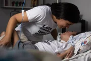 Ana, mãe dos gêmeos, luta na Justiça para que ambos tenham acesso a um tratamento completo com fisioterapia diária