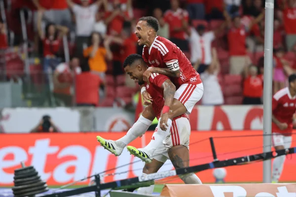 Alerrandro e Alan Patrick comemorando gol do Internacional sobre o São Paulo
