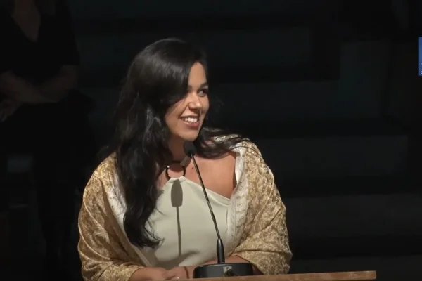 Imagem da jornalista Isadora Teixeira recebendo o Prêmio Vladmir Herzog