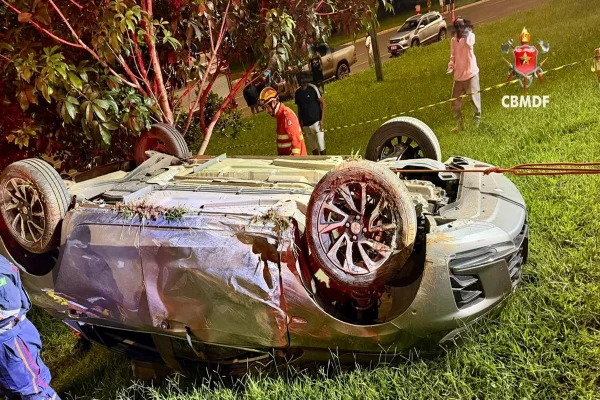 Mulher com criança morre ao ser arremessada de carro em acidente no DF