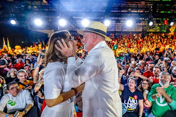 O presidente Lula com Janja na convenção do PT em SP que confirmou sua candidatura à reeleição - Metrópoles