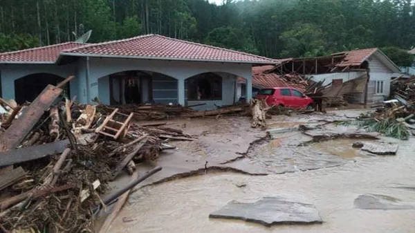 Chuva deixa mortos e feridos em Santa Catarina. Há pessoas desaparecidas