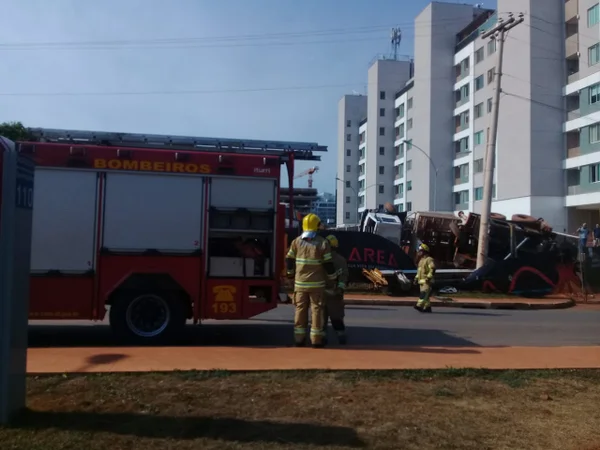 Caminhão tomba e deixa região do DF sem energia