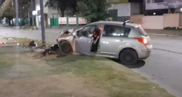 carro prateado bate de frente em poste e fica destruído