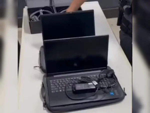 Imagem de dois notebooks abertos sobre uma mesa - Metrópoles