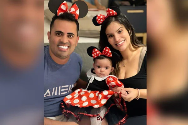 Foto colorida de família de Roninho e Maluzinha
