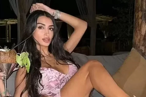 Foto colorida da modelo Mia Ventura Shoshana