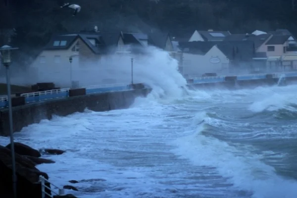 Tempestade deixa dezenas de milhares sem energia elétrica na França