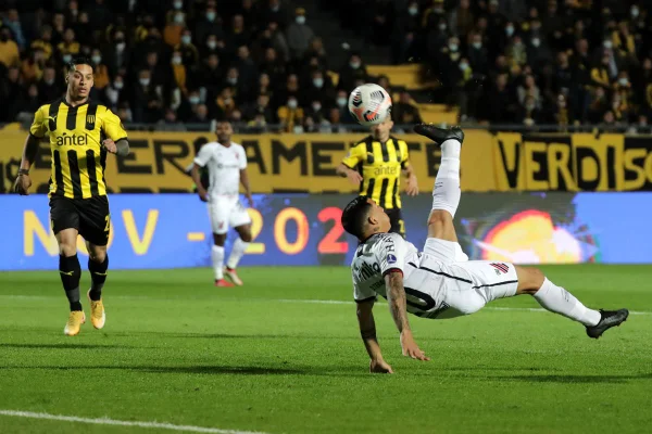 Athletico-PR vence o Peñarol e fica em vantagem na semi da Sul-Americana