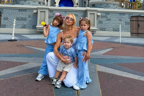 Virginia Fonseca com os filhos na Disney