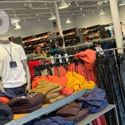 Rose Miriam foi flagrada fazendo compras em outlets em Orlando, nos EUA