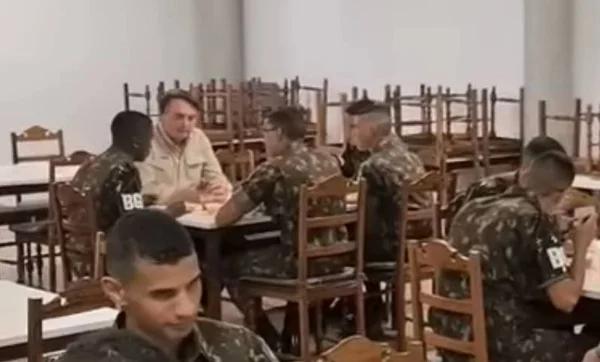 Bolsonaro almoça com soldados