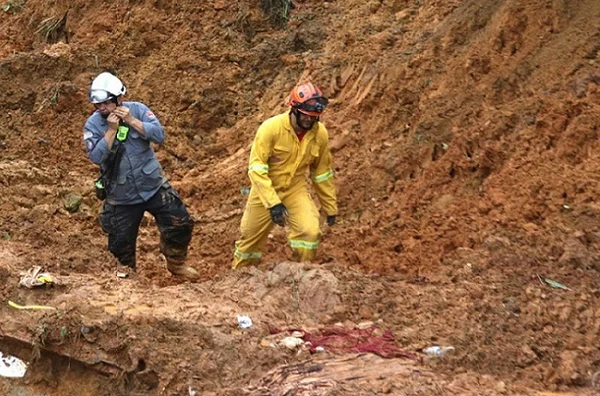 Bombeiros e voluntários buscam por vítimas desaparecidas