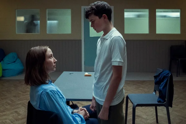 Erin Doherty como Briony Ariston, Owen Cooper como Jamie Miller em Adolescência