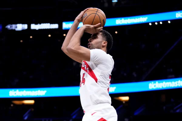 Jontay Porter #34 do Toronto Raptors salta para realizar arremesso