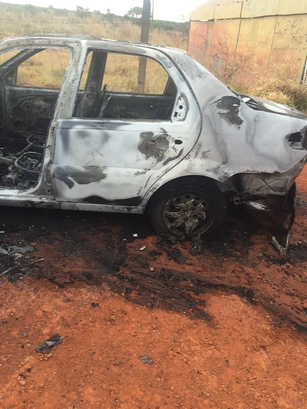 Bombeiro sofre ferimentos após ter carro queimado