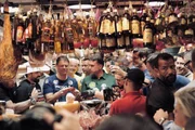 Tarcísio e Flávio Bolsonaro em visita ao Mercado Municipal de São Paulo Tarcísio e Flávio Bolsonaro em visita ao Mercado Municipal de São Paulo