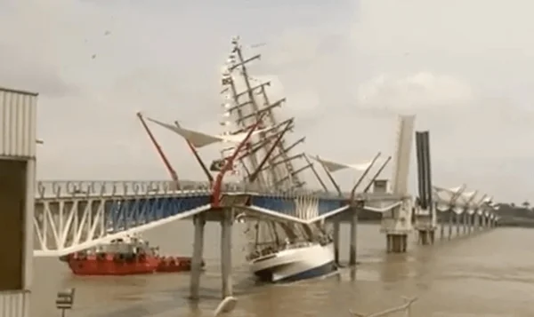 Vídeo: Navio da Marinha bate em ponte de pedestres no Equador