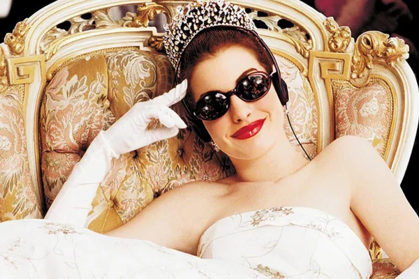 Na imagem com cor, a atriz Anne Hathaway para o filme O Diário da Princesa - metrópoles