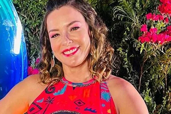Regiane Alves posa na entrada de um dos camarotes da Sapucaí - Metrópoles