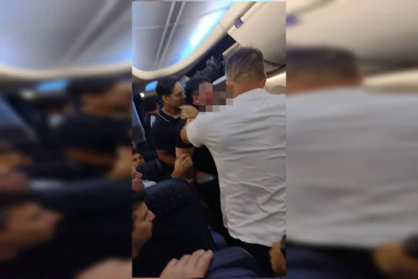 Empresa aérea sobre passageiro que tentou abrir porta: “Indisciplina”
