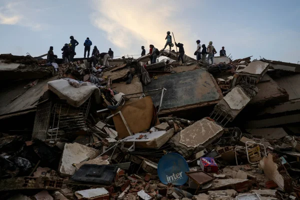Pessoas buscam por vítimas entre os escombros após terremoto de magnitude 7,2 atingir a Venezuela