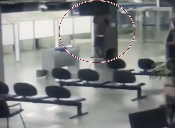 Vídeo. Ladrão invade agência bancária, tenta levar TV e acaba preso