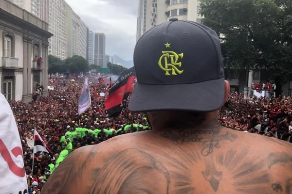 Rio: milhares de torcedores se reúnem para festejar título do Fla