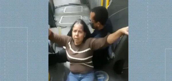 Mulher é pisoteada durante corre-corre para entrar em ônibus do BRT