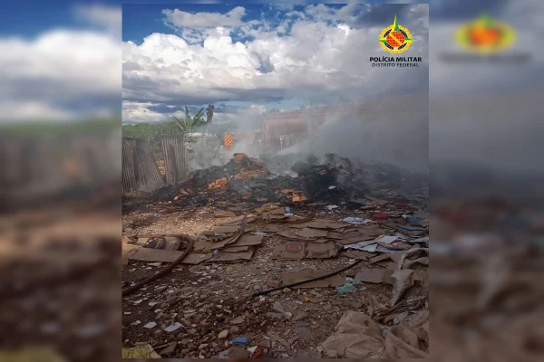 Mulher é presa após atear fogo na casa de vizinho e bater em crianças