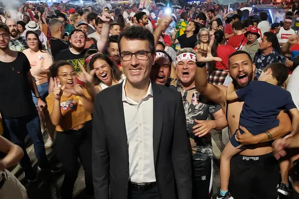 O jornalista Fabio Turci, da Globo, posa sorridente em meio a eleitores de Lula na Avenida Paulista - Metrópoles