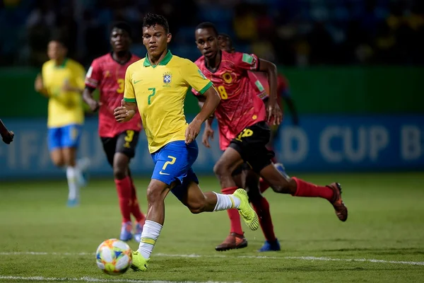 Brasil bate Angola, chega a três vitórias e termina chave em 1º