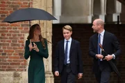 Princesa Kate Middleton e príncipe William acompanham o príncipe George 