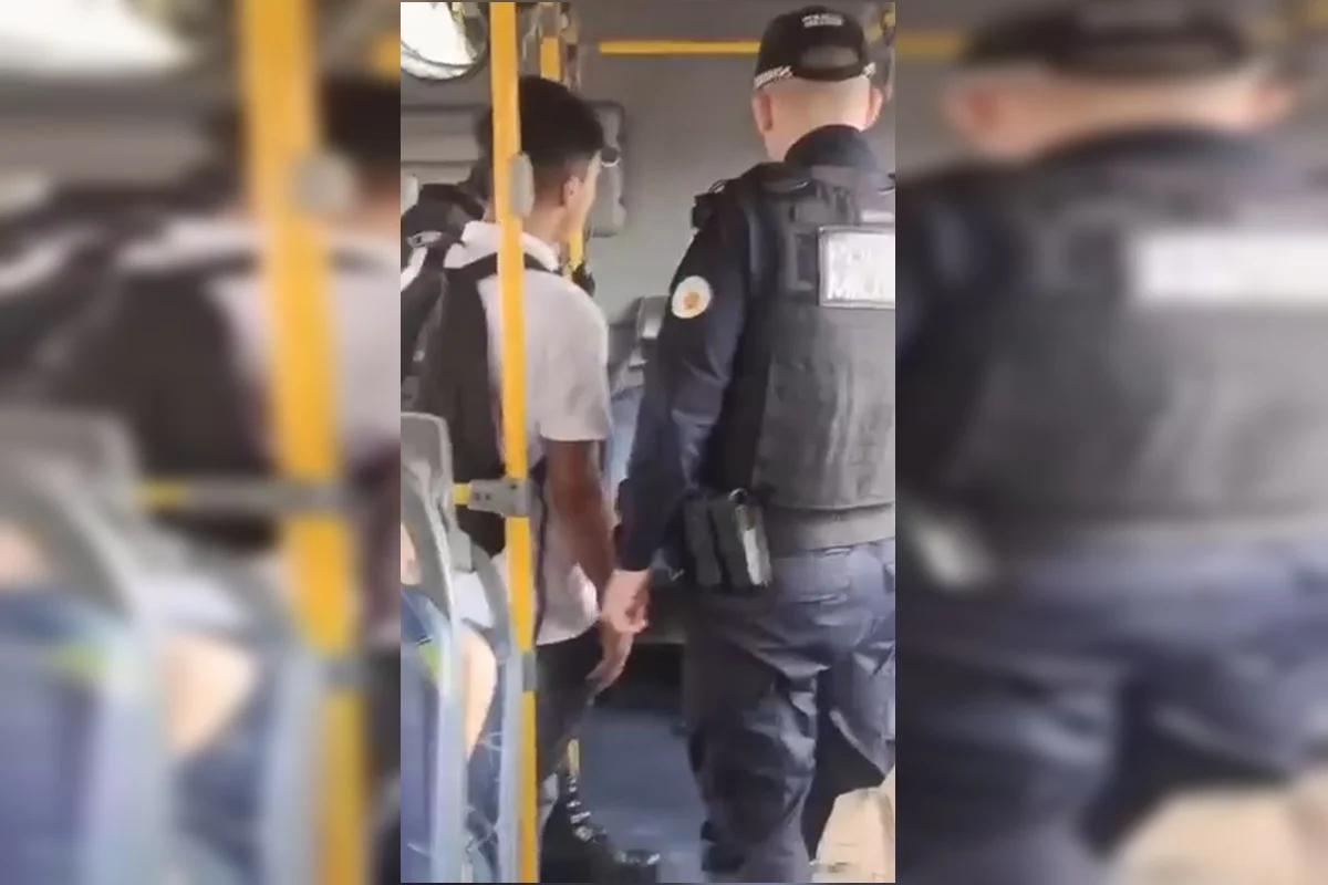 Homem é levado à delegacia suspeito de apalpar adolescente dentro de ônibus