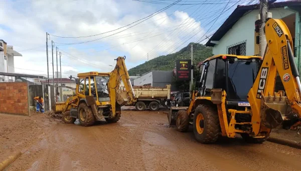 Rodovias bloqueadas em SC passam por reparos após estragos da chuva