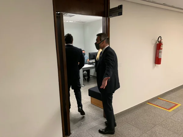 Sem data para sabatina, André Mendonça procura senador do PT