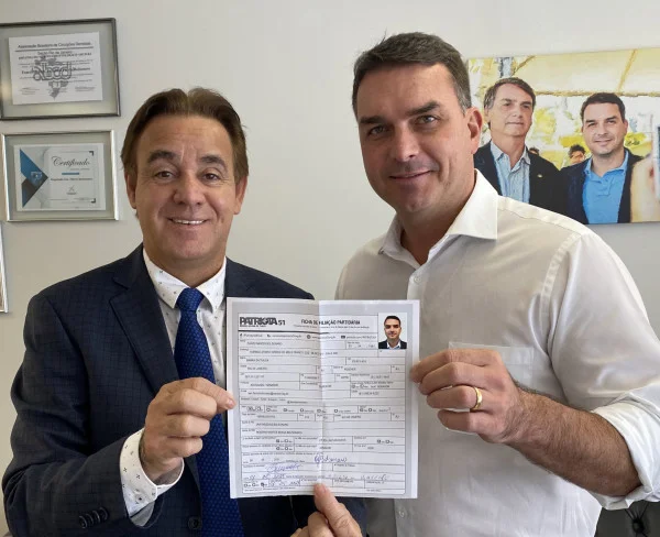 Flávio Bolsonaro se filia ao Patriota, e partido convida presidente