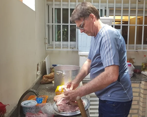 Em vídeo, Bolsonaro convida para almoço de domingo: “Churrasquinho?”