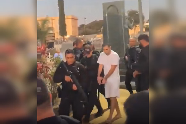 preso-8-de-janeiro-enterro-avo-3 Escoltado por dezenas de policiais, preso do 8/1 vai a velório da avó
