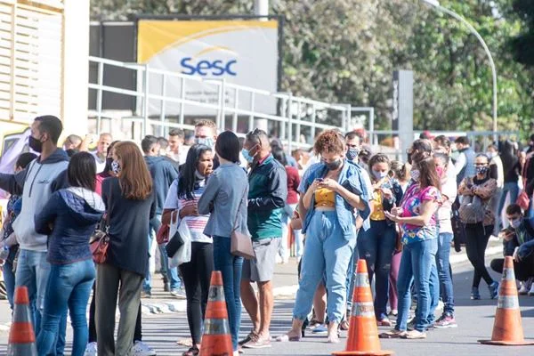 Fila em frente a placa do Sesc