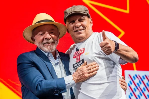 O presidente Luiz Inácio Lula da Silva (PT) e o ex-presidente do Sindicato dos Metalúrgicos do ABC, Moisés Selerges, candidato a deputado federal pelo PT