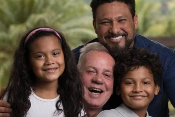 Foto colorida Luiz Fernando Guimarães, o marido e os filhos - Metrópoles