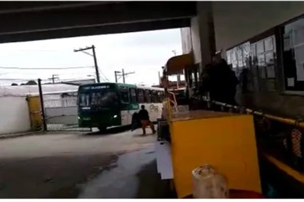 Homem furta ônibus, invade garagem e destrói outros veículos. Veja vídeo