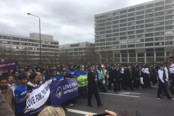 Polícia e muçulmanos dão as mãos em ato para lembrar ataque em Londres