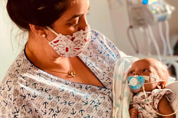 Bebê Dominick, que foi espancado pelo pai, recebe alta