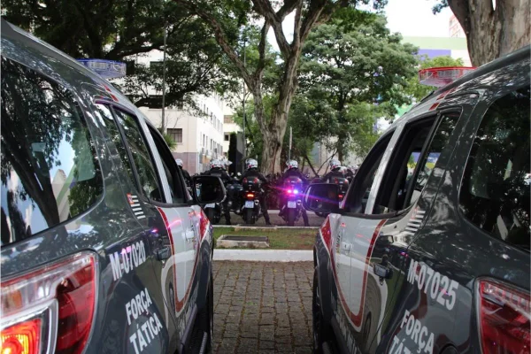 Imagem colorida mostra viaturas da PM que prenderam homem acusado de tráfico de drogas - Metrópoles