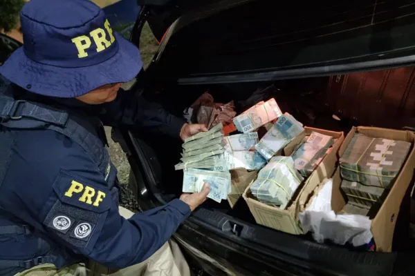 PRF apreende mais de R$ 2,5 milhões no Pará em carro com placa do DF