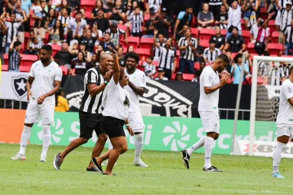 Filha e neto de Garrincha dão pontapé inicial em jogo do Botafogo no Mané